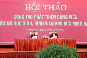 Hội Thảo được chủ trì bởi ông Nguyễn Quang Dương, Phó Trưởng Ban Tổ chức Trung ương và bà Hoàng Thị Thúy Lan, Bí thư Tỉnh ủy Vĩnh Phúc. Ảnh: Trà Hương