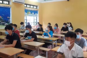 Thí sinh dự thi tốt nghiệp THPT 2021 tại điểm thi Trường THPT Nguyễn Thái Học, TP Vĩnh Yên