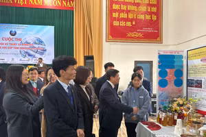 Lãnh đạo Sở GD&ĐT Phú Thọ tham quan gian trưng bày của đơn vị dự thi.