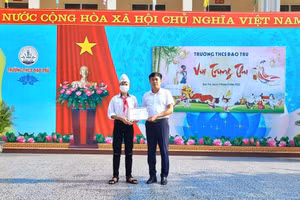 Em Đinh Công Sơn nhận phần thưởng động viên từ Hiệu trưởng Lê Mạnh Quỳnh