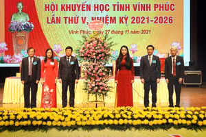 Bí thư Tỉnh ủy Vĩnh Phúc Hoàng Thị Thúy Lan tặng hoa chúc mừng Đại hội Hội khuyến học tỉnh nhiệm kỳ 2021-2025