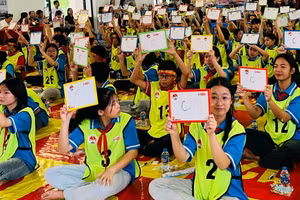 Đông đảo các em học sinh tham gia cuộc thi.