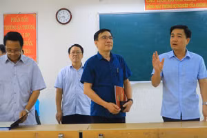 Phó Chủ tịch Thường trực UBND tỉnh Vĩnh Phúc Vũ Việt Văn kiểm tra cơ sở vật chất phục vụ kỳ thi.