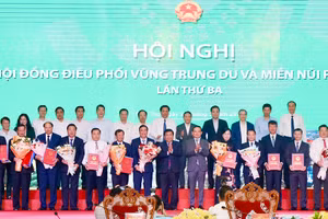 Phó Thủ tướng Chính phủ Trần Lưu Quang và Bộ trưởng Bộ KH&ĐT Nguyễn Chí Dũng trao Quyết định, hồ sơ quy hoạch và tặng hoa cho đại diện các địa phương trong vùng trung du và miền núi phía Bắc.