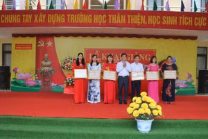 Khen thưởng giáo viên đạt thành tích cao trong công tác giảng dạy.