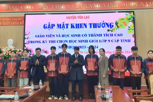 Lãnh đạo huyện Yên Lạc khen thưởng học sinh có thành tích cao trong Kỳ thi chọn HSG lớp 9 cấp tỉnh.