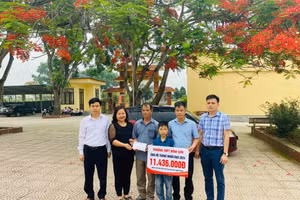Đại diện Trường THPT Bình Sơn tặng số tiền hơn 11 triệu đồng cho em Nguyễn Mạnh Tùng.
