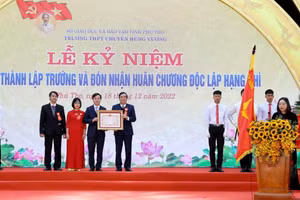 Thừa ủy quyền của Chủ tịch nước CHXHCN Việt Nam, Bí thư Tỉnh ủy Phú Thọ Bùi Minh Châu trao Huân chương Độc Lập hạng Nhì cho Trường THPT Chuyên Hùng Vương.