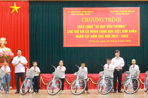 30 xe đạp được trao đến học sinh có hoàn cảnh đặc biệt khó khăn tại huyện Sông Lô. Ảnh: Thu Thủy.