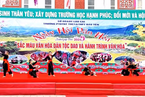 Tiết mục biểu diễn văn nghệ của các em học sinh người Dao.