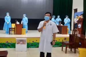 Chủ tịch UBND tỉnh Vĩnh Phúc Lê Duy Thành chỉ đạo tại Bệnh viện Đa khoa tỉnh.
