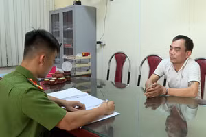 Công an lấy lời khai một thành viên trong đường dây. Ảnh: Công an tỉnh Phú Thọ