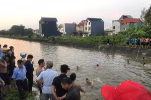 Người dân tìm kiếm 3 ông cháu tại tuyến kênh chảy qua thị trấn Hợp Hòa chiều 15/9