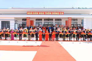 Đại biểu cắt băng khánh thành Khu thiết chế văn hóa thôn Đồng Cà, xã Bồ Lý.