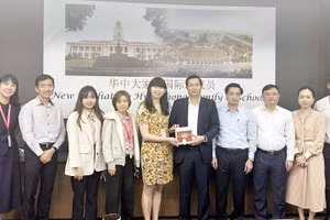 Đoàn công tác xúc tiến đầu tư, thương mại và du lịch tỉnh Vĩnh Phúc chụp ảnh lưu niệm với lãnh đạo Trường Quốc tế Hwa Chong.