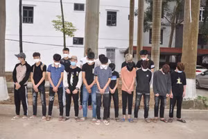 Nhóm thanh thiếu niên tại cơ quan Công an. 