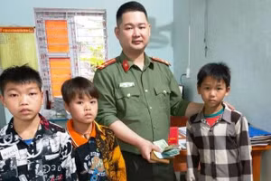 3 em học sinh nộp lại số tiền nhặt được cho Công xã Minh Tân.