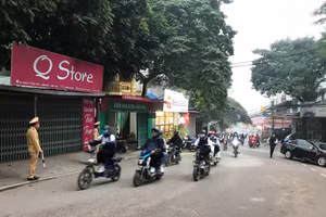 Lực lượng Cảnh sát giao thông làm nhiệm vụ trước cổng trường THPT Trần Phú, TP. Vĩnh Yên vào sáng 25/1