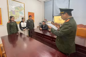 Cơ quan điều tra thi hành lệnh bắt tạm giam đối với Phù Thị Nguyệt. (Ảnh: Công an Hà Giang)