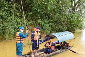 Lực lượng chức năng khẩn trương tìm kiếm 2 mẹ con mất tích. Ảnh: Quốc Việt