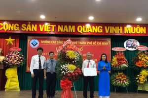 Tập thể Ban giám hiệu Trường Cao đẳng Công nghệ TP.HCM đón nhận Quyết định đổi tên trường.