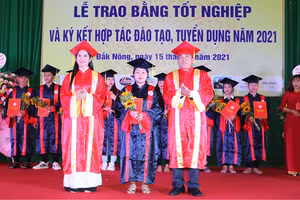Bà Tôn Thị Ngọc Hạnh - Phó chủ tịch UBND tỉnh, Chủ tịch Hội đồng trường và ThS. Nguyễn Hữu Lành trao bằng tốt nghiệp cho tân khoa khóa 2018 