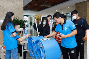Sinh viên UEH trong một không gian thực học. 