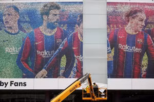 Hình ảnh Messi bị gỡ khỏi SVĐ Camp Nou.