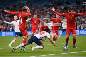 HLV Arsene Wenger cho rằng trọng tài đã sai khi cho Anh hưởng phạt đền