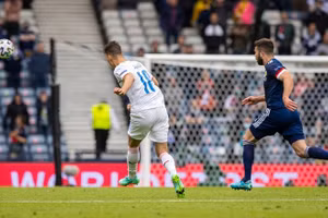 Patrik Schick thực hiện cú sút từ cự ly 45m.
