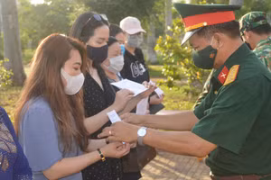 Trao giấy chứng nhận hoàn thành thời gian cách ly cho công dân.