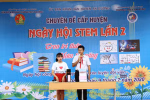 Học sinh Trường THCS An Đồng thuyết trình về máy rửa tay khô.