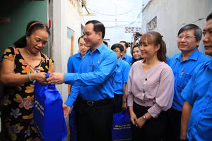 Lãnh đạo Tổng LĐLĐ Việt Nam tặng quà cho công nhân Công ty CP Giày da Huê Phong (quận Gò Vấp, TP HCM) bị mất việc Ảnh: HOÀNG TRIỀU