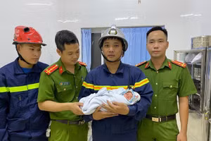 Cơ quan chức năng đã cứu thoát cháu bé. Ảnh: Vietnam net