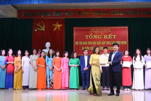 Ông Phạm Việt Đức, Giám đốc Sở GD&ĐT Thái Nguyên trao chứng nhận cho các thí sinh đạt danh hiệu Giáo viên dạy giỏi