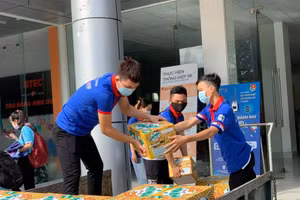 Các tình nguyện viên vận chuyển vật phẩm về các điểm thi.