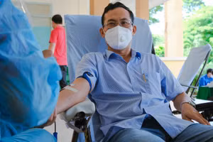 Ông Nguyễn Minh Tuấn, Phó Giám đốc Sở VHTTDL tham gia hiến máu tình nguyện, hưởng ứng hoạt động chào mừng của cơ quan.