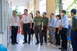 Ông Trần Thanh Bình, Giám đốc Sở GD&ĐT cùng lãnh đạo Công an TP. Cần Thơ kiểm tra công tác thi tại Hội đồng coi thi Trường THPT Chuyên Lý Tự Trọng, trước giờ thi môn chuyên.