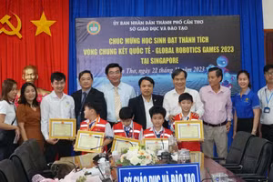 Ông Tạ Ngọc Trí, Phó Vụ trưởng Vụ Giáo dục Tiểu học, Bộ GD&ĐT (giữa) tham dự tại buổi lễ.