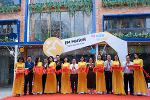 Đại biểu cắt băng khánh thành Trường Mầm non Em Maison. 