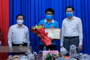 Lãnh đạo UBND TP Cần Thơ khen thưởng cho học sinh đạt huy chương vàng Olympic Sinh học quốc tế 2021.