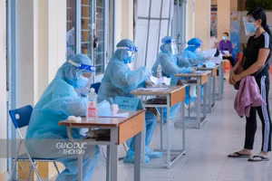 Giáo viên Trường THPT Bùi Hữu Nghĩa (quận Bình Thuỷ) tham gia hỗ trợ tiêm ngừa cho người dân trên địa bàn quận.