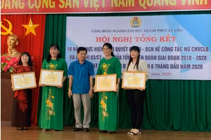 Cô giáo Đinh Kim Oanh (thứ hai từ trái sang) nhận Bằng khen của Công đoàn Ngành Giáo dục Thành phố Cần Thơ.