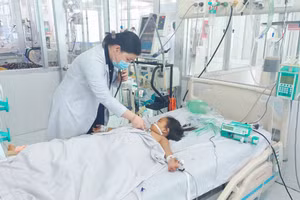 Bác sĩ thăm khám bệnh nhi.