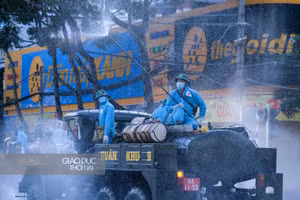 Các chiến sĩ bộ đội tham gia hỗ trợ thành phố phòng chống dịch Covid-19.