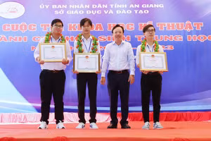 Ông Trần Tuấn Khanh, Phó GĐ Sở GD&ĐT An Giang trao thưởng cho học sinh đạt giải tại cuộc thi.