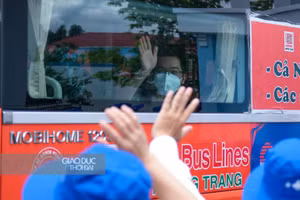 Cán bộ, sinh viên Trường Đại học Y Dược Cần Thơ lên đường hỗ trợ phòng chống dịch Covid-19.