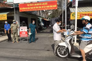 Nhắc nhở các trường hợp không đeo khẩu trang, hoặc đeo không đúng cách tại chợ Mỹ Bình (ảnh CTTĐT An Giang).