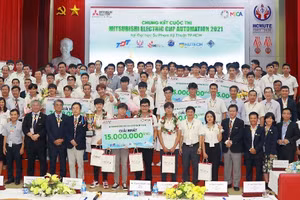 Các đại diện chụp ảnh lưu niệm tại chung kết MECA 2021 (nguồn BTC cuộc thi).