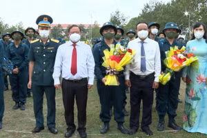 Lãnh đạo thành phố và quận Bình Thủy tặng hoa chúc mừng các tân binh lên đường nhập ngũ.